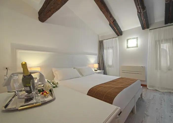 Guest house Palazzetto Canossa 3*