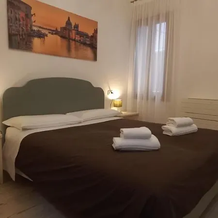 Palazzetto Canossa בית הארחה