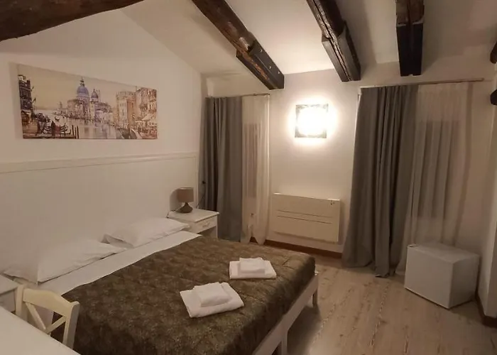 בית הארחה Palazzetto Canossa 3*